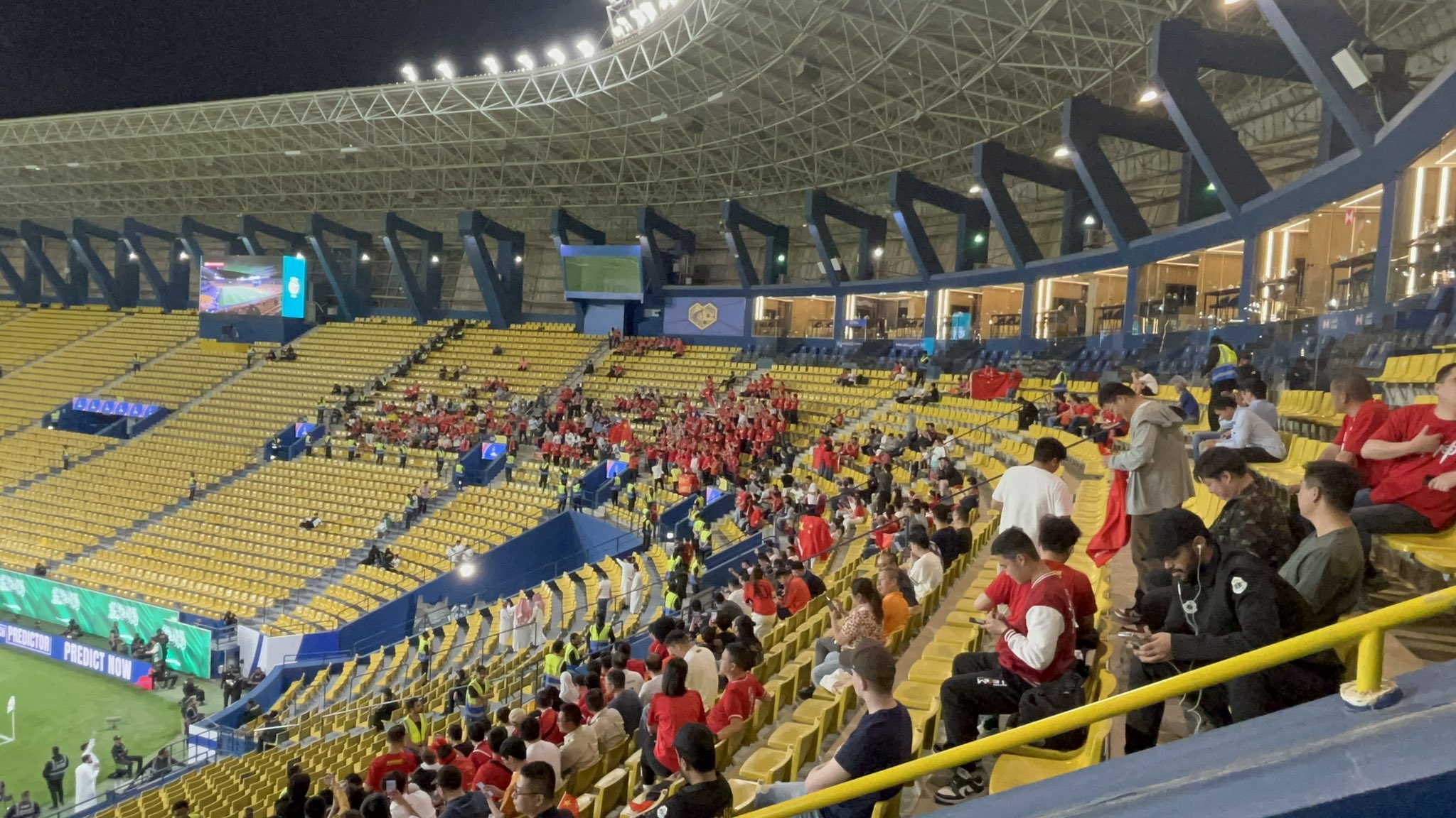 球票已售罄！中國球迷已經(jīng)入場，坐在球場上層沙特球迷區(qū)上方