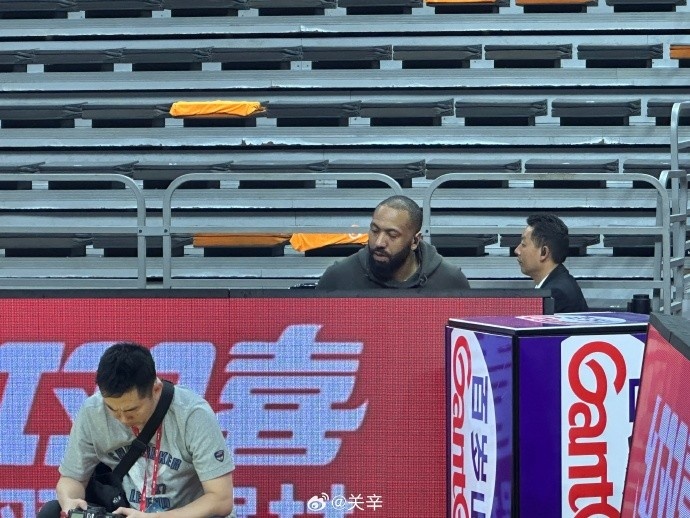 今晚不打？廣東主場(chǎng)迎戰(zhàn)廣廈 吉倫沃特一身便裝現(xiàn)身球館