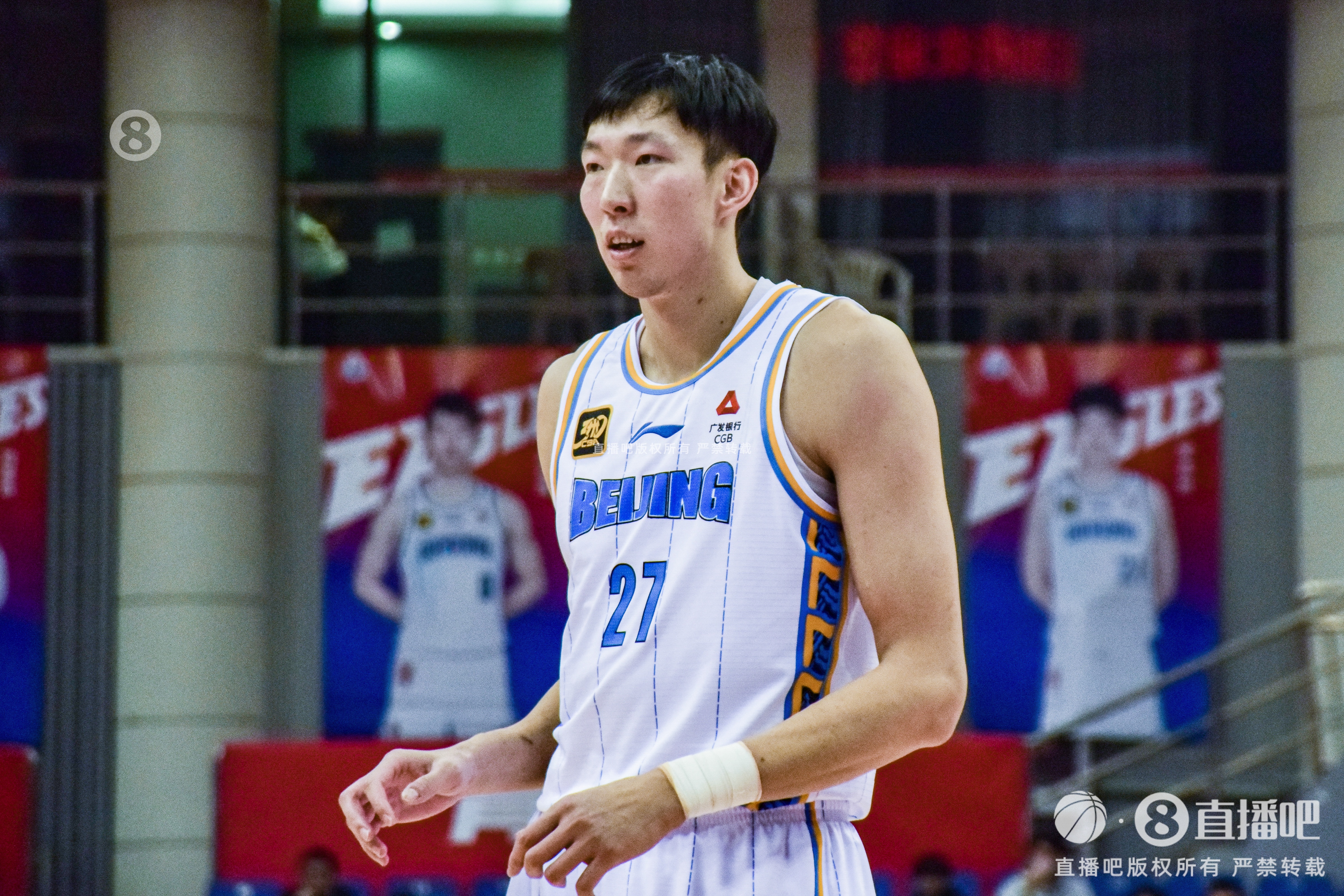 被壓制了呀！周琦各種被洛夫頓強(qiáng)打 6中4拿到8分13板2助